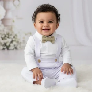 Conjunto de Bautizo Blanco para Niño con Pantalón y Mameluco Manga Larga con BOTONES Y CORBATÍN BEIGE Q27934