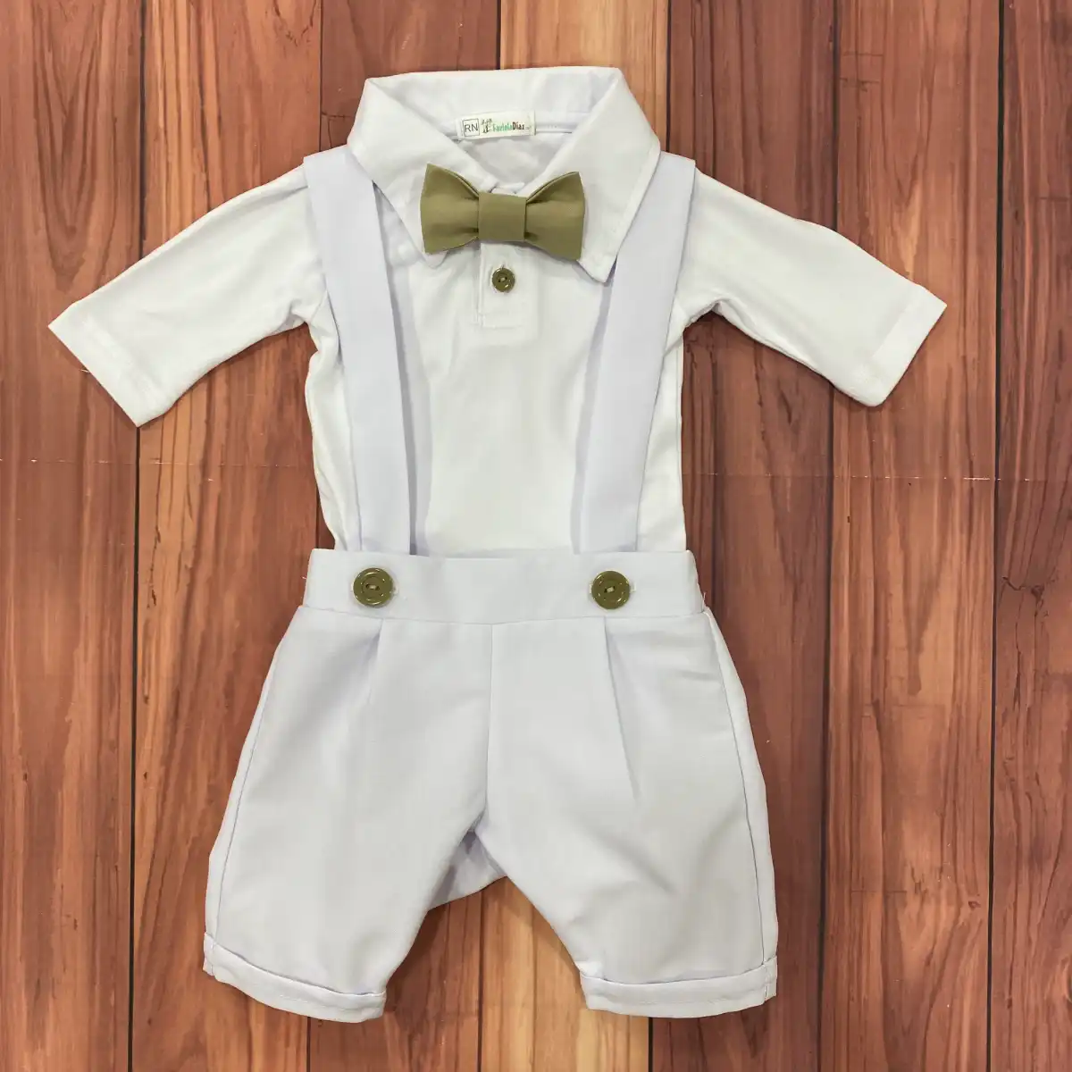 Conjunto de Bautizo Blanco para Niño con Pantalón y Mameluco Manga Larga con BOTONES Y CORBATÍN BEIGE Q27934 - Imagen 2