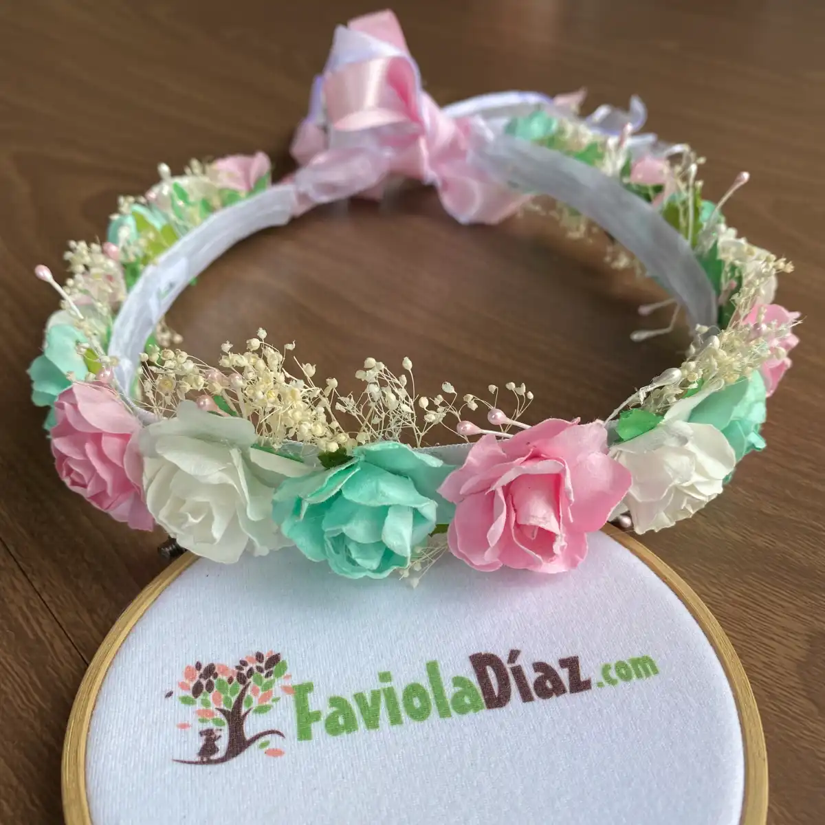 Corona Blanca, Rosada y Menta con Flores para Embarazo Q28131