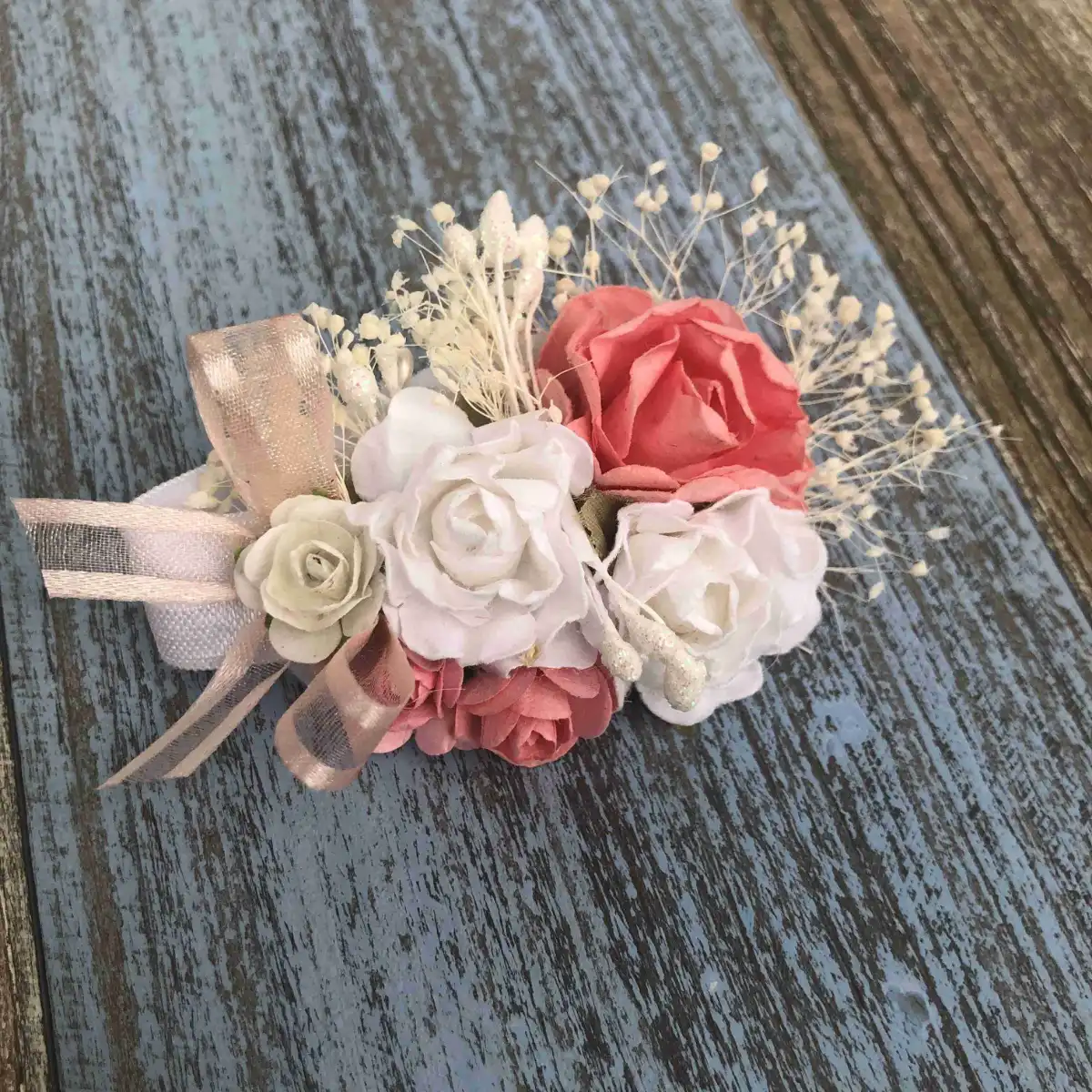 Corsage de Flores Blanca y Coral Q28239