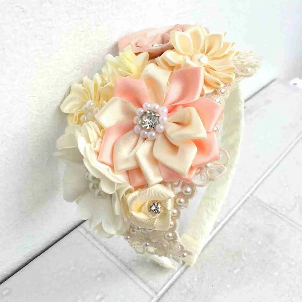 Diadema Alexia Blanca de Flores Q28255 - Imagen 4