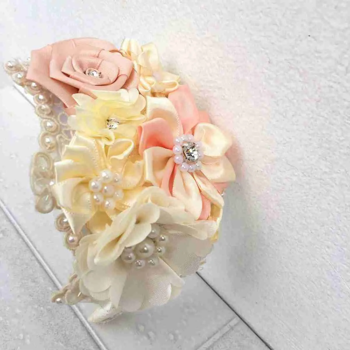 Diadema Alexia Blanca de Flores Q28255 - Imagen 3