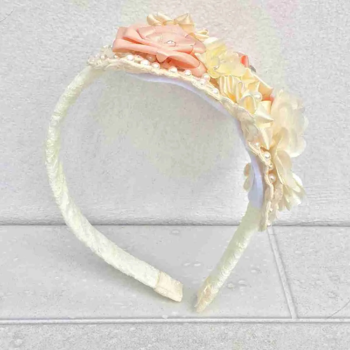 Diadema Alexia Blanca de Flores Q28255 - Imagen 2