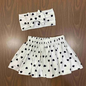 Set de Vincha y Falda Blanca con Corazones Negros Q29769