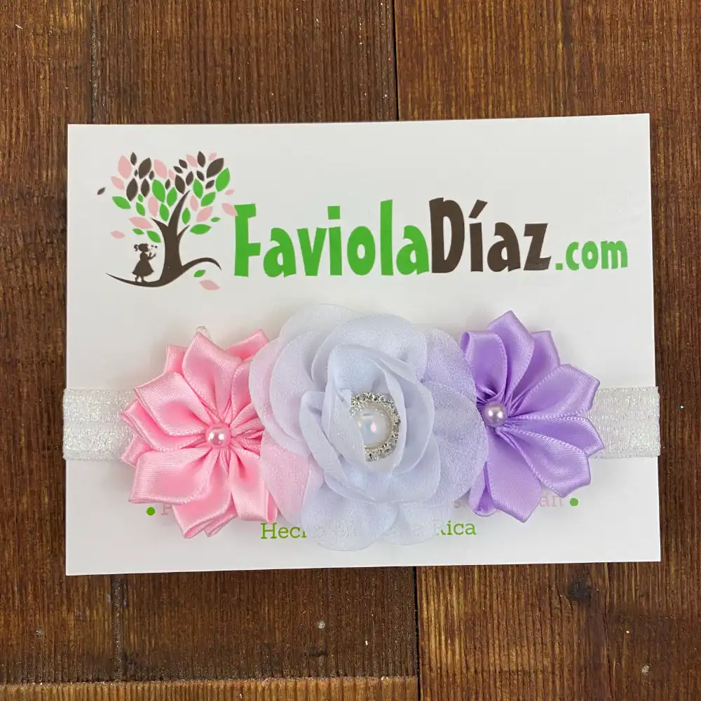 Vincha Blanca Rosada y Lila con 3 Flores y Perlas Q30670