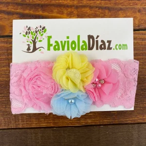 Vincha Rosada de Encaje con Flores Celeste Amarillo y Rosado Q31436