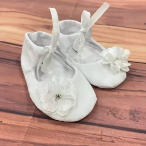 Zapatillas Blancas para Bautizo con Flor Belén Q31619
